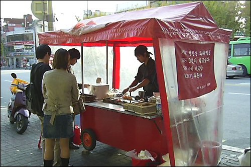 서울 신촌. 서강대 정문을 바라보며 왼쪽에 <서태웅호떡집>이 있다. 